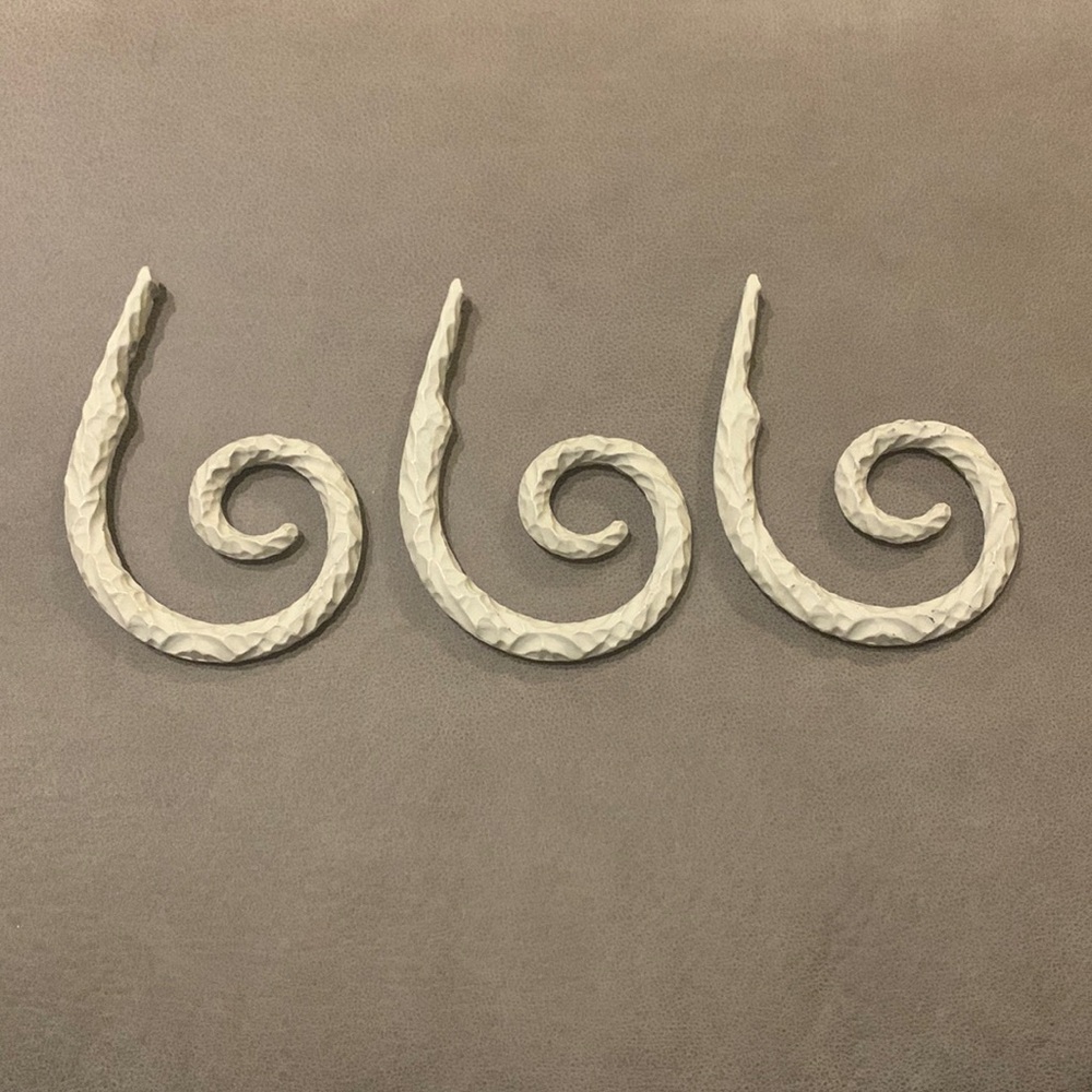 Rod Iron Scroll Hooks 3 (Cream)